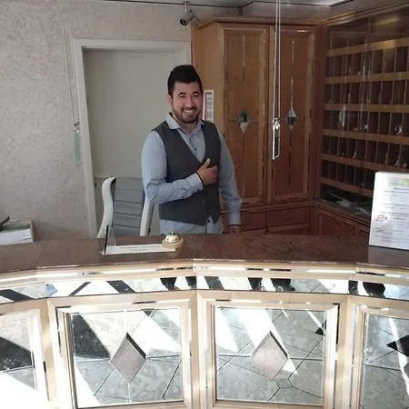 Lowen ميكنبورن