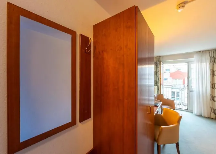 Lowen فندق ميكنبورن